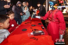 引入机械人表演、互动、扶引