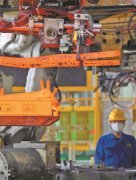 浩望着挺拔的压力机告诉记者